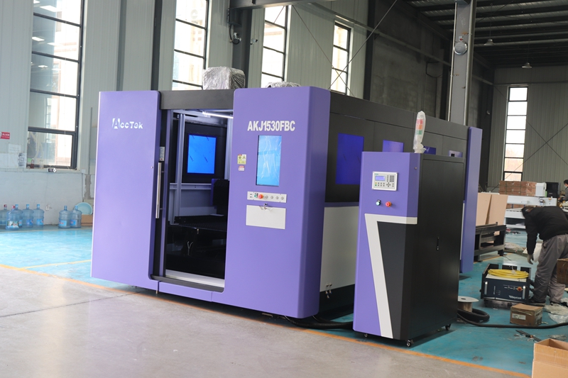 Industrial 3015 6000 watt Fibe - огляд і ціна Industrial Laser Metal Cutting Machine